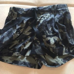 Camo tracker short siZe 4